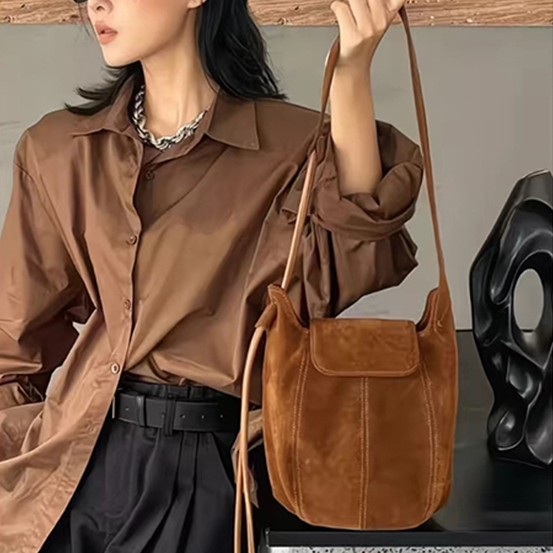 Interior Design High End - Sac seau en daim givré pour