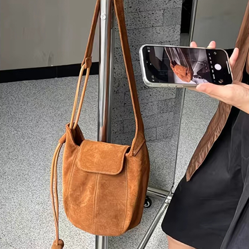 Sac seau en daim givré pour fe - Interior Design High End avis et prix